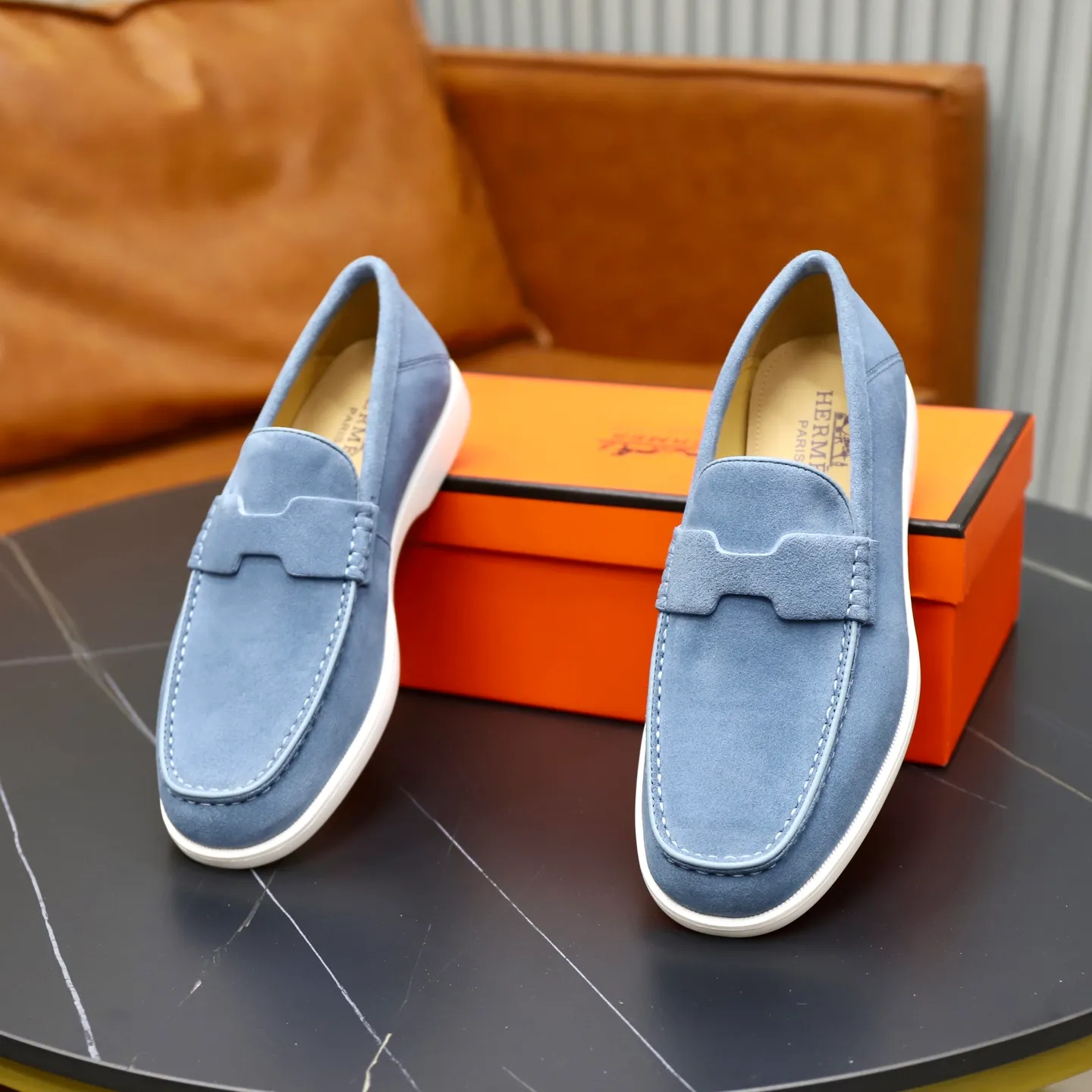 Ex-factory price: 540💰Hermès/Hermès slip-on men's shoes. This shoe is made of imported cow suede leather, with simple and smooth lines, and a 3CM rubber foam ultra-light sole combined with aerodynamic design! Youthful and fashionable, H button decoration, contrasting leather embellishment on the heel, calf lining to gently wrap your feet, with embossed logo cowhide feet, leather rock strips, casual and urban style, highlighting youthful vitality, sports and leisure version, super versatile Size number: 38-39-40-41-42-43-44 Standard leather shoe size (45 can be customized but does not support returns)